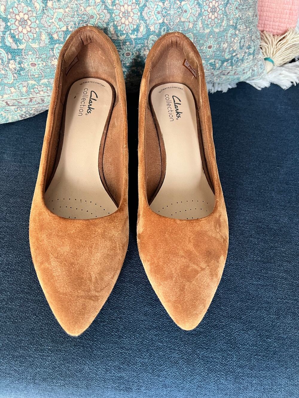Clarks Collection Womens Tan Brown Suede Pointed Toe Pumps Sz 9.5 Low Block Heel